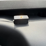 MOMO Racing 3D-gedruckte schwarze Kamerahalterung mit goldenem Schraubenloch, speziell für den Fahrzeuginnenraum entwickelt.