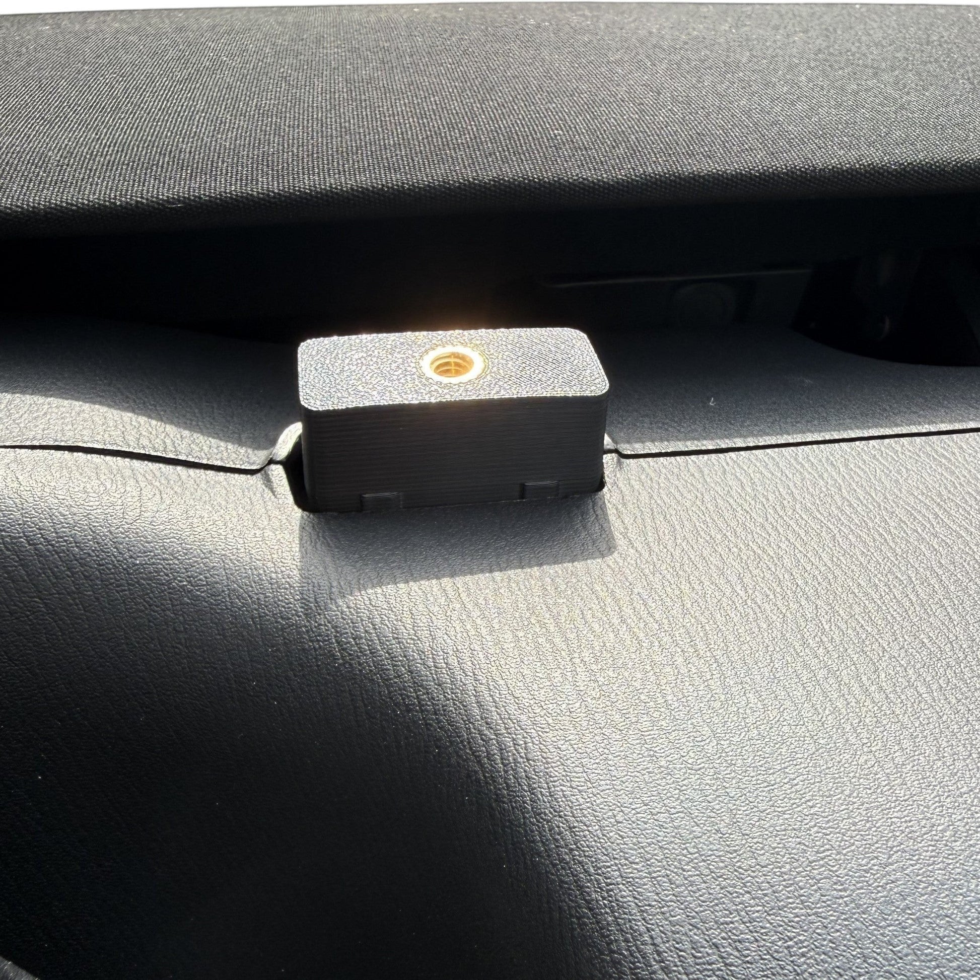 MOMO Racing 3D-gedruckte schwarze Kamerahalterung mit goldenem Schraubenloch, speziell für den Fahrzeuginnenraum entwickelt.