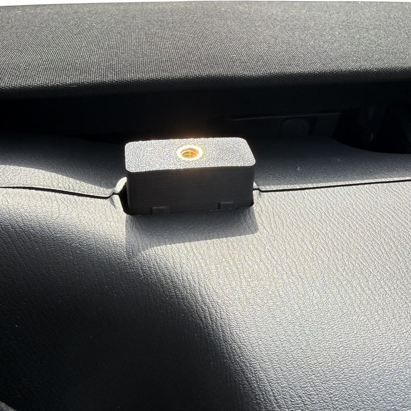 MOMO Racing 3D-gedruckte schwarze Kamerahalterung mit goldenem Schraubenloch, speziell für den Fahrzeuginnenraum entwickelt.