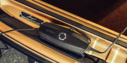 CTEK CS ONE Gen 2 Batterieladegerät angeschlossen am Fahrzeug im Kofferraum-Bereich während des Ladevorgangs
