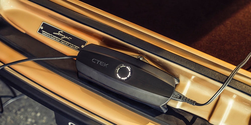 CTEK CS ONE Gen 2 Batterieladegerät angeschlossen am Fahrzeug im Kofferraum-Bereich während des Ladevorgangs