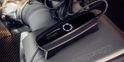 CTEK CS ONE Gen 2 Batterieladegerät im Motorraum eines Fahrzeugs während des Batterieladevorgangs