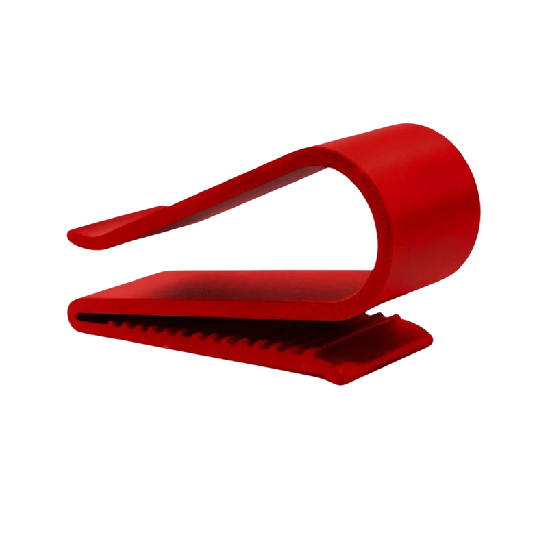 Roter 3D-gedruckter Brillenhalter für die Sonnenblende im Auto, praktischer Clip zur sicheren Aufbewahrung von Sonnenbrillen.